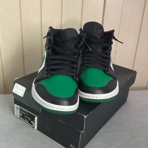 BARELY WORN JORDAN 1 MIDS